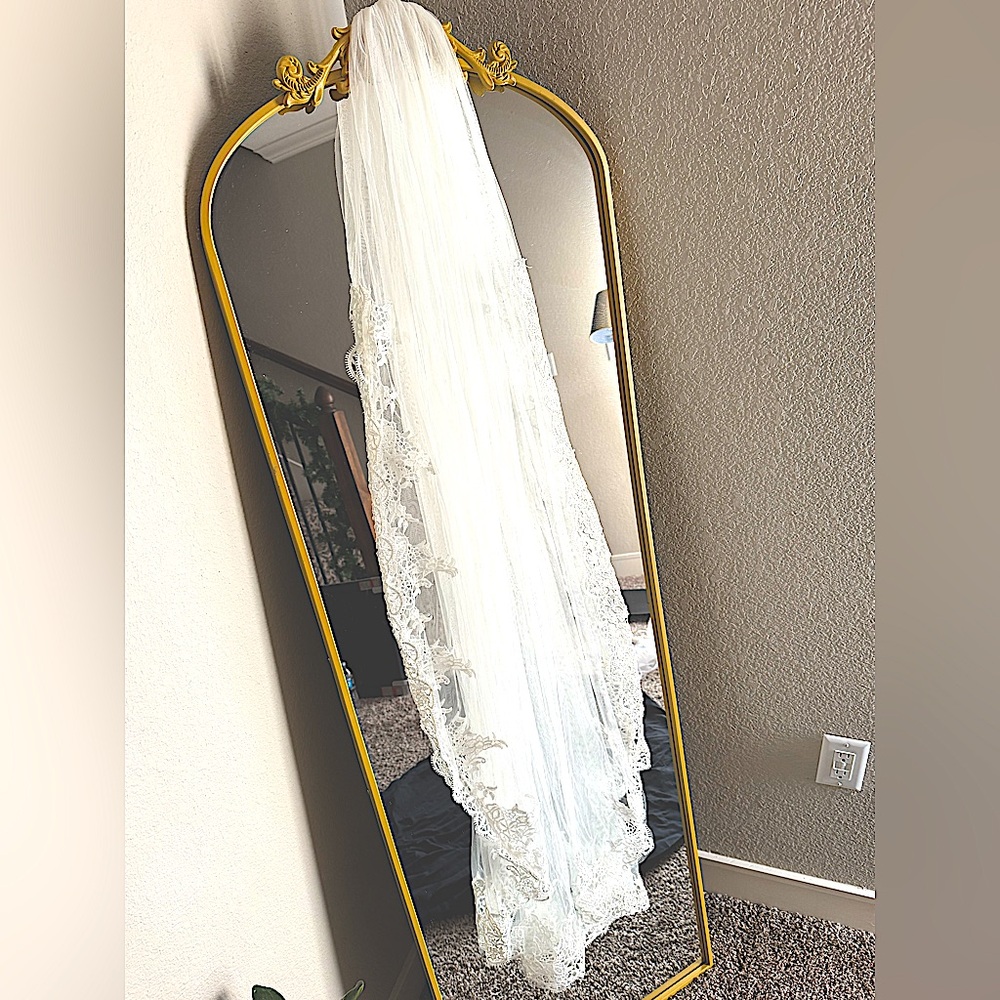 Lace trimmed bridal veil. Worn once for a photo shoot. No stains, rips, or odors